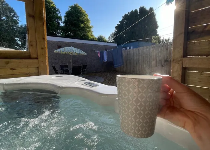 Lovely 2 Bed Apartment With Hot Tub Log Burner And Off Street Parking