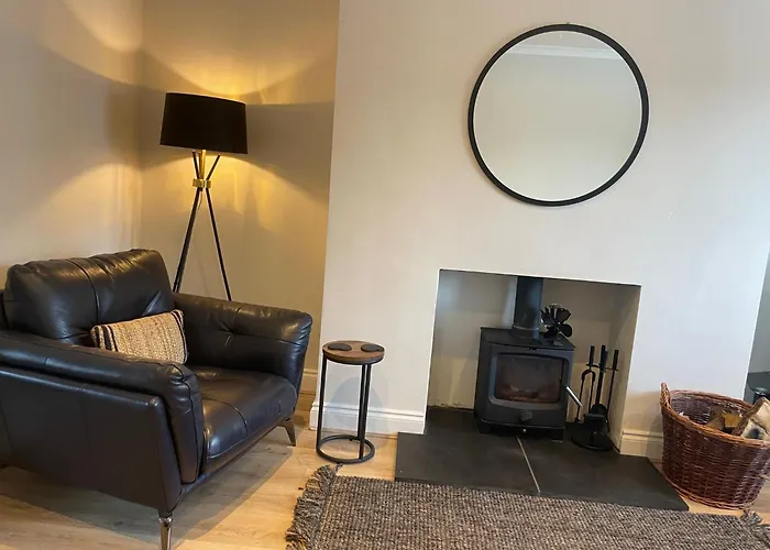 Lovely 2 Bed Apartment With Hot Tub Log Burner And Off Street Parking