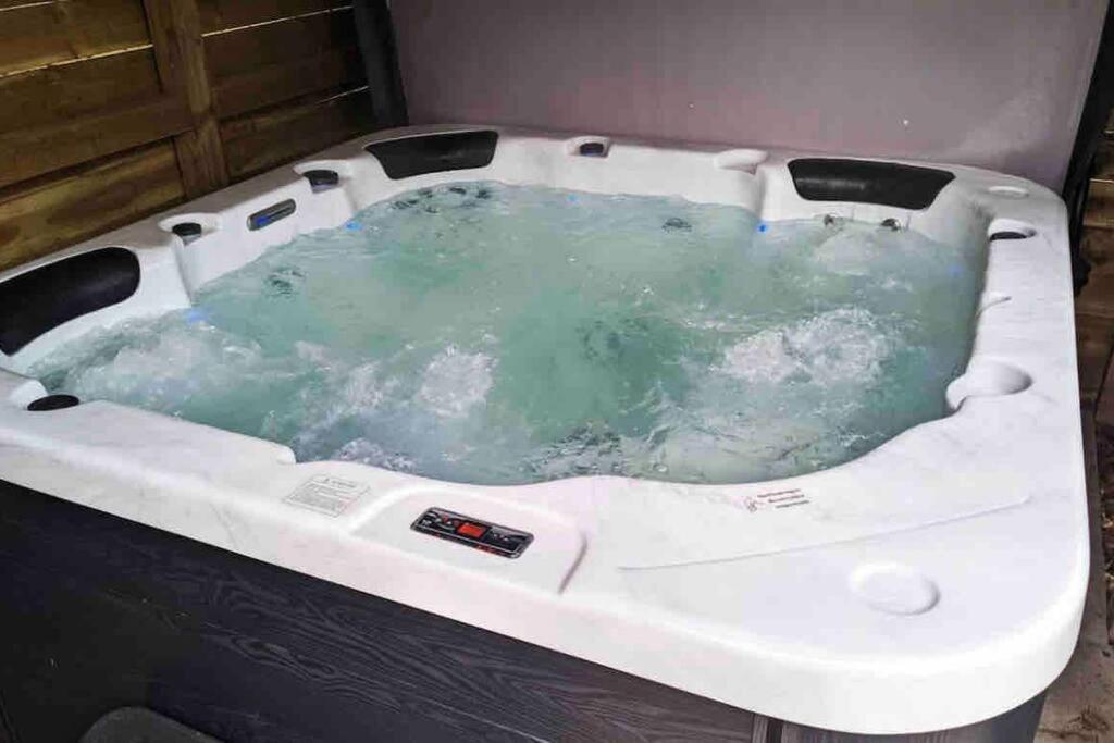 Lovely 2 Bed With Hot Tub Log Burner And Off Street Parking