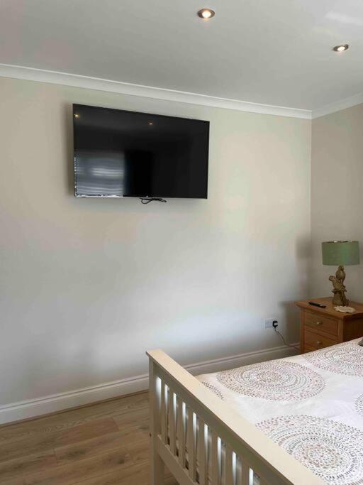 Lovely 2 Bed With Hot Tub Log Burner And Off Street Parking Apartment *